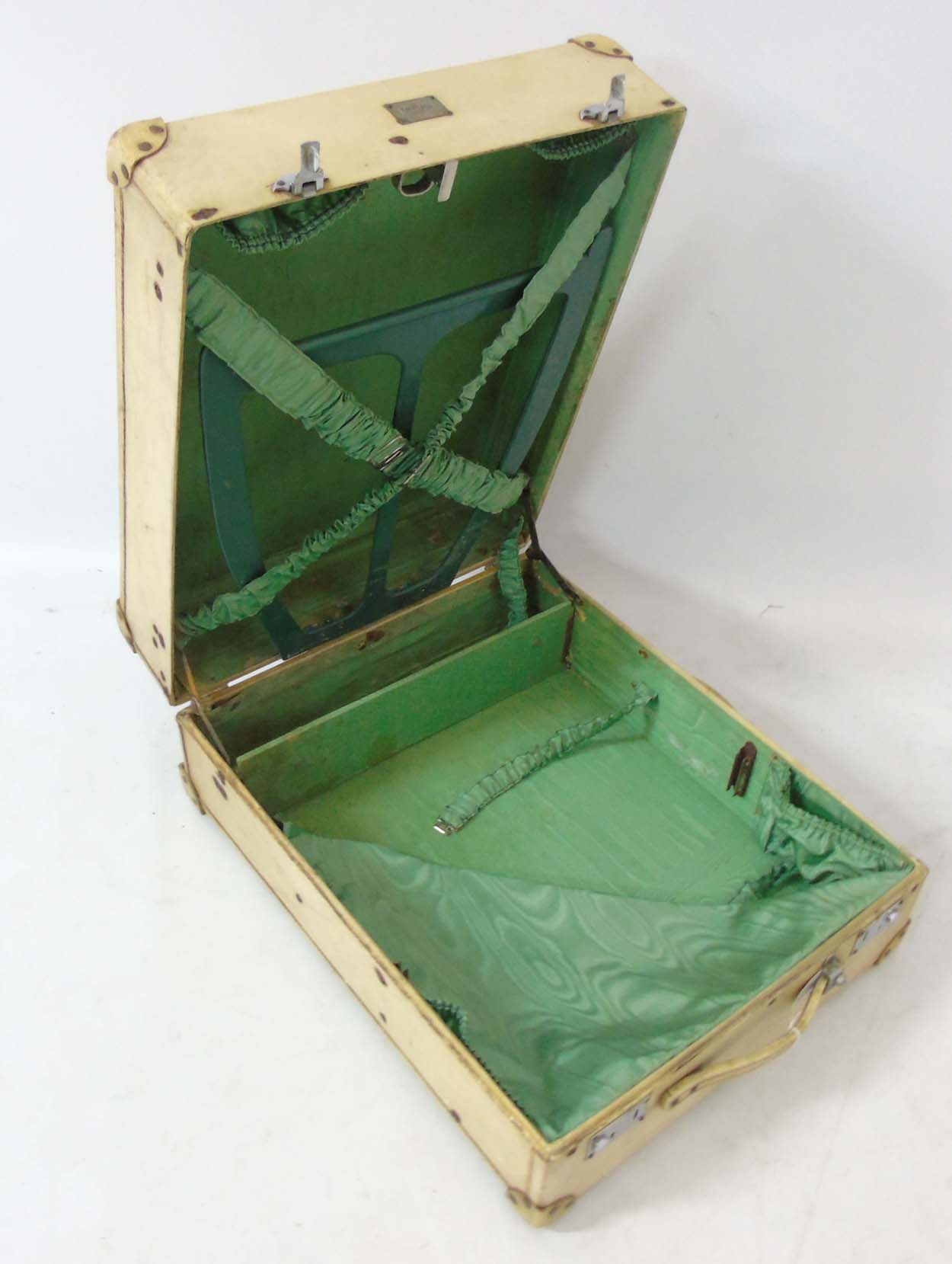 An early 20thC 'Revelation' Vellum travelling case with expanding catches and hinges. - Image 5 of 8