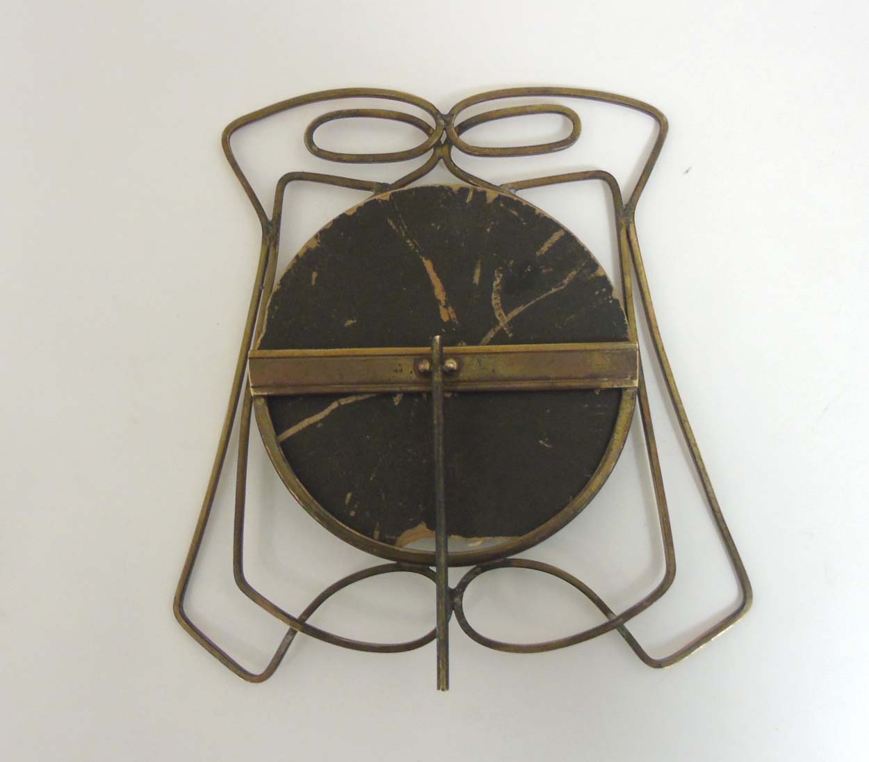 Decorative Metalware : An Art Deco brass circular glazed strut / easel back photograph frame. - Image 2 of 6