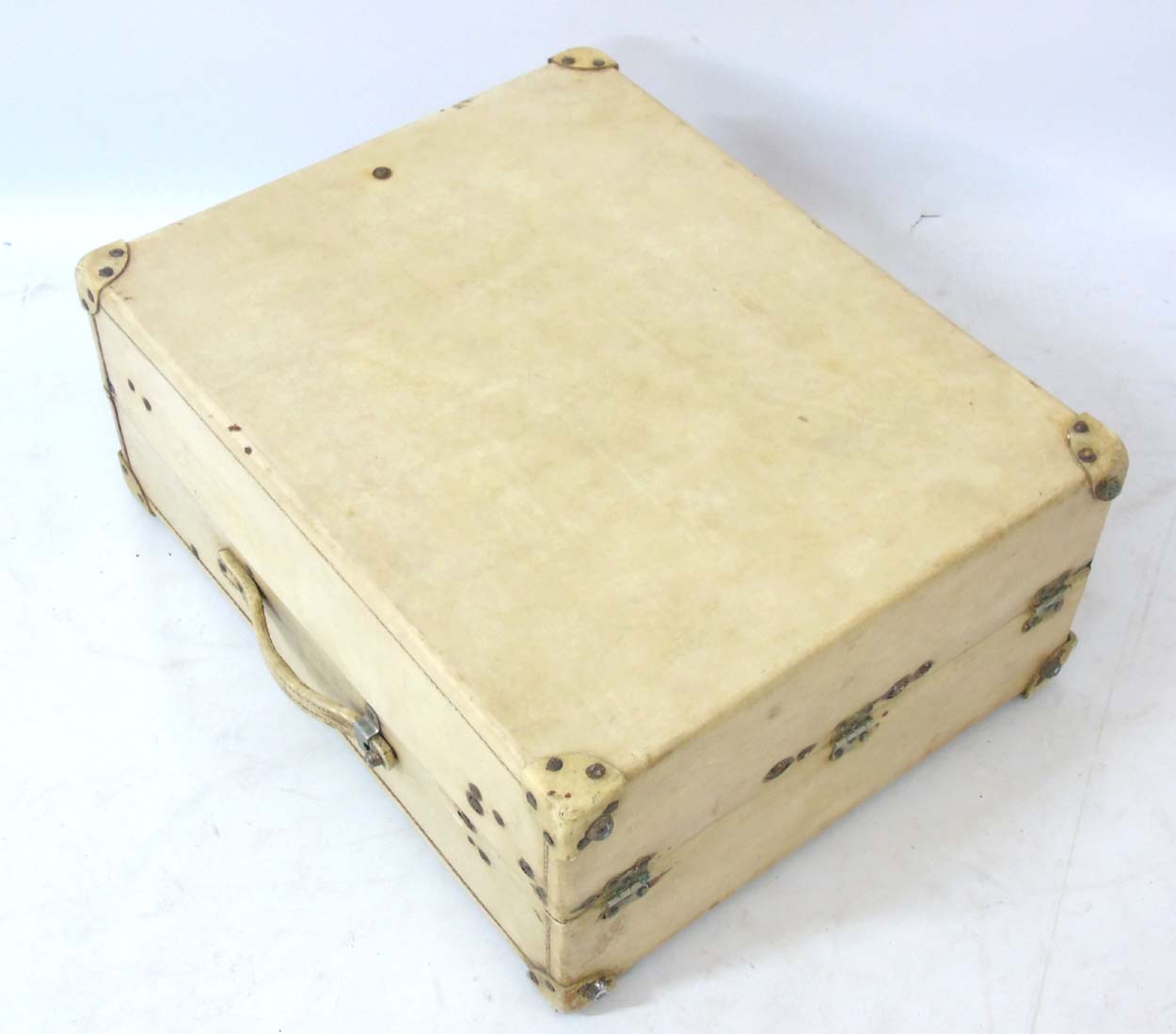 An early 20thC 'Revelation' Vellum travelling case with expanding catches and hinges. - Image 8 of 8
