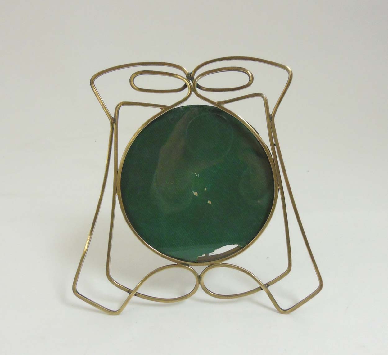 Decorative Metalware : An Art Deco brass circular glazed strut / easel back photograph frame. - Image 4 of 6