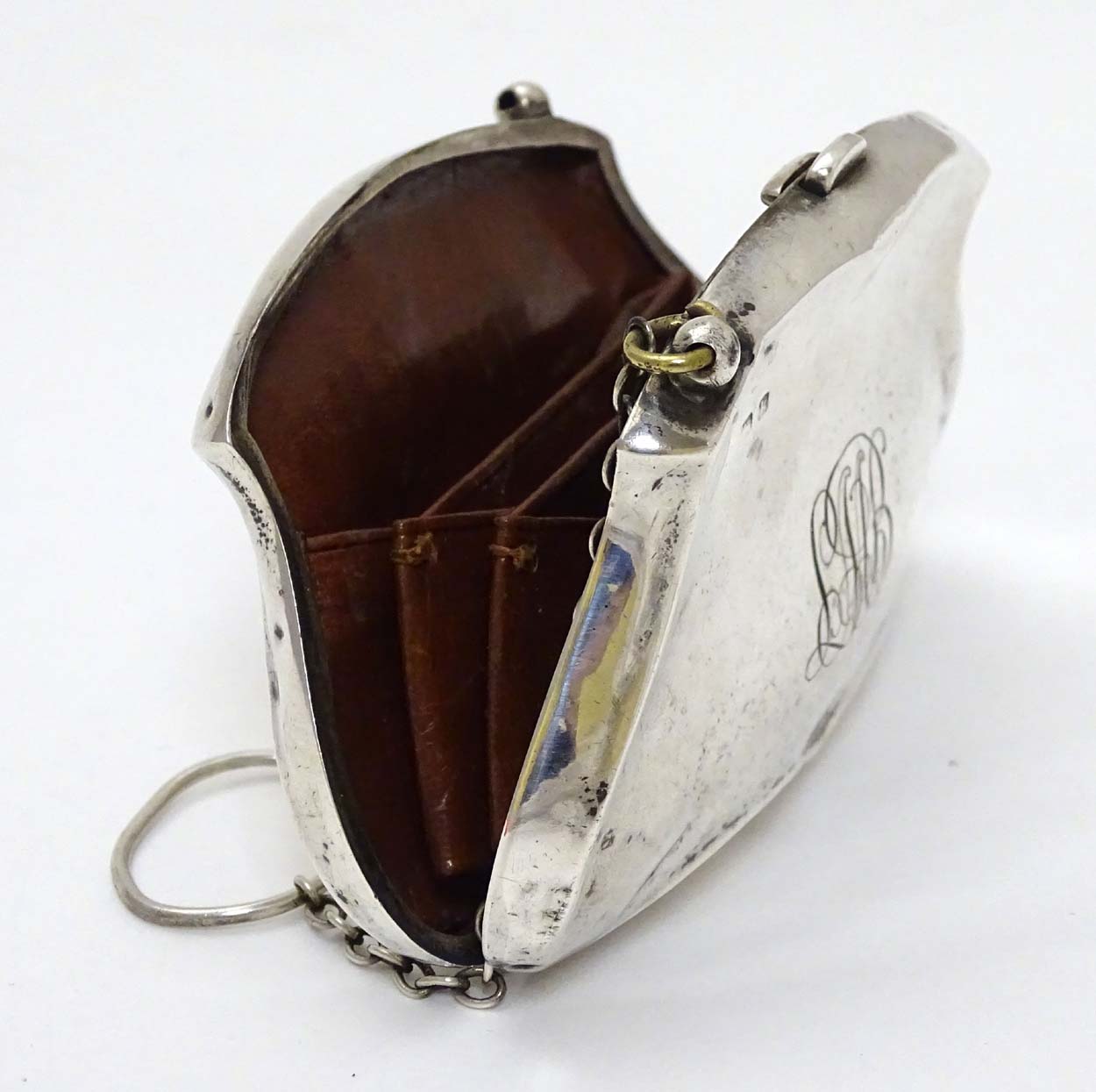 A silver purse with brown leather interior. Hallmarked Birmingham 1909. - Image 2 of 14