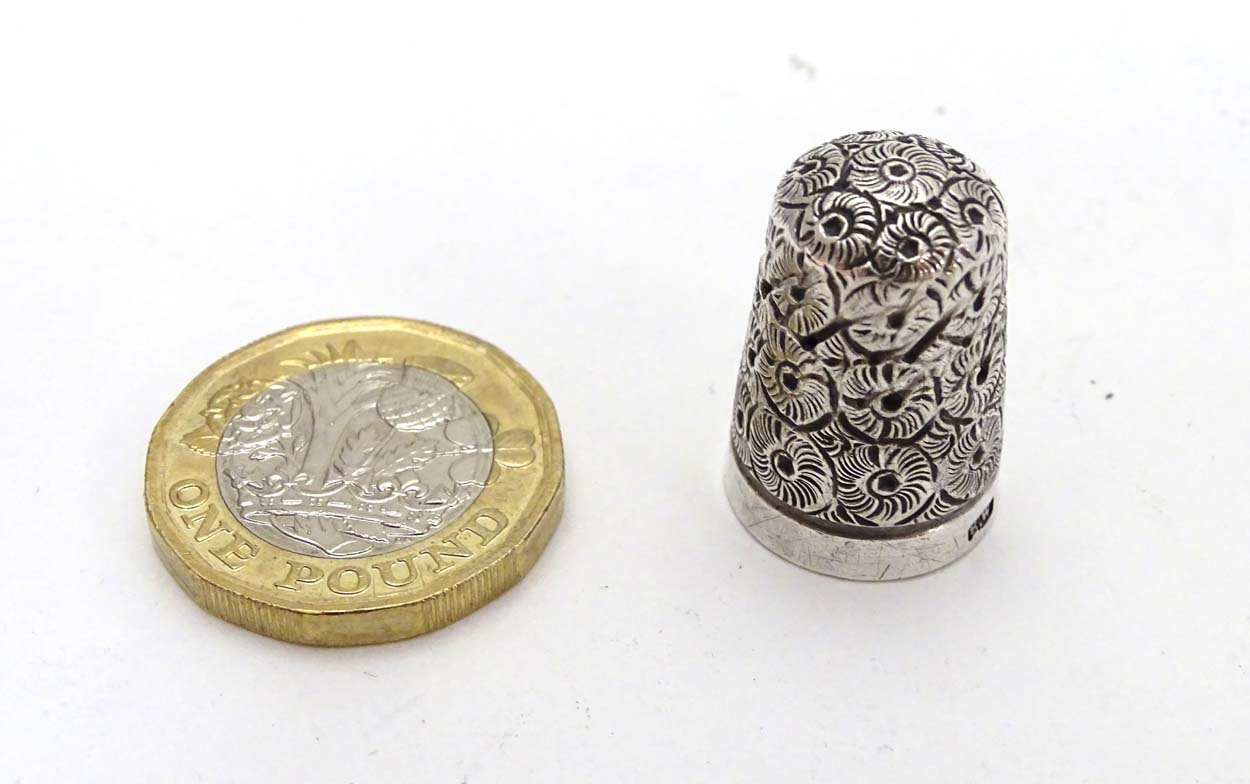 A Victorian silver thimble hallmarked 1896 maker Francis Webb. - Image 3 of 5