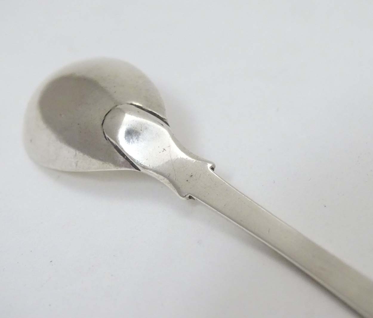 A silver fiddle pattern mustard spoon hallmarked London 1818 5 1/4" (16g) CONDITION: - Image 5 of 7