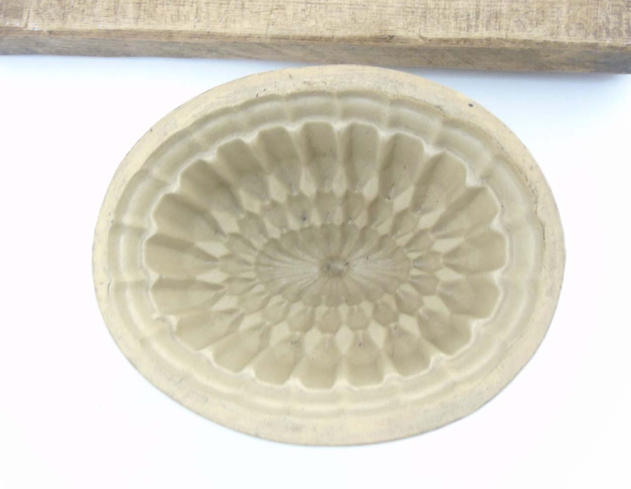 A old sawn Elm Bread Board and a ceramic oval jelly mould , - Image 2 of 5