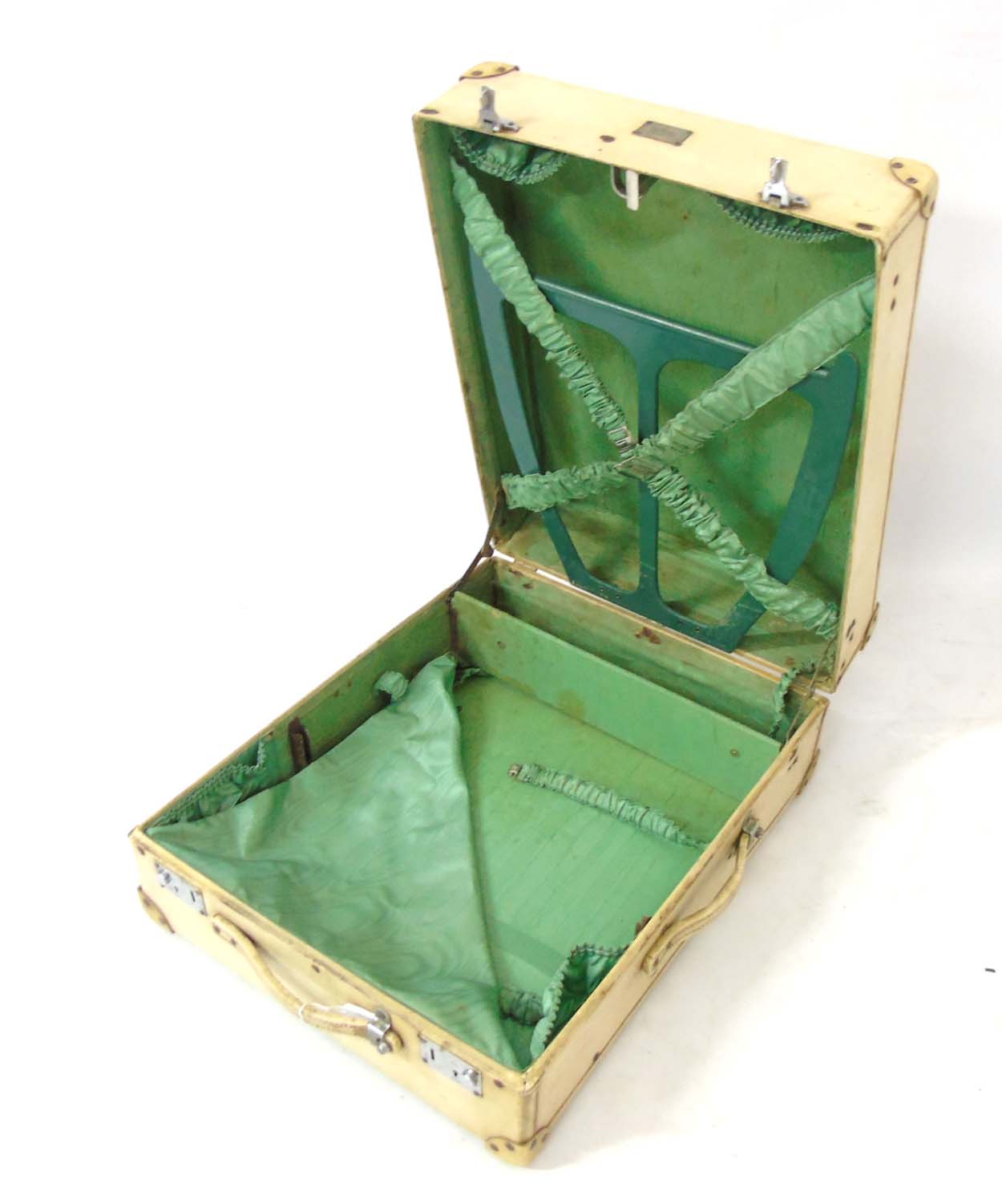 An early 20thC 'Revelation' Vellum travelling case with expanding catches and hinges. - Image 4 of 8