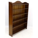 An early 20thC oak bookcase comprising 6 long shelves,