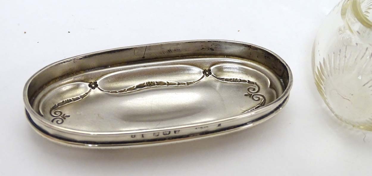 A glass dressing table pot with cut roundel decoration and silver lid hallmarked Birmingham 1910 - Image 6 of 7