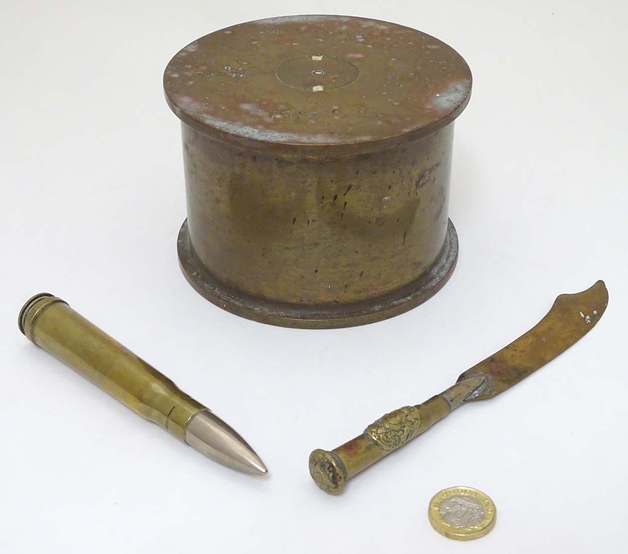 Militaria : An assortment of three items of WWI & WWII memorabilia, - Image 3 of 8