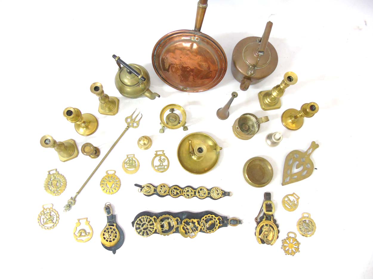 A quantity of assorted brass and copper ware to include a 19thC kettle, bed warming pan, - Image 10 of 14