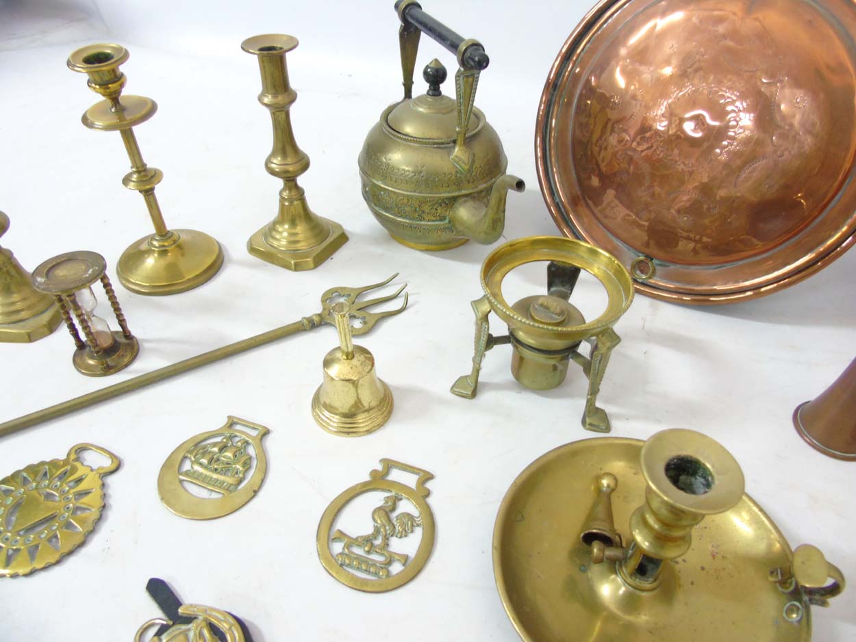 A quantity of assorted brass and copper ware to include a 19thC kettle, bed warming pan, - Image 9 of 14