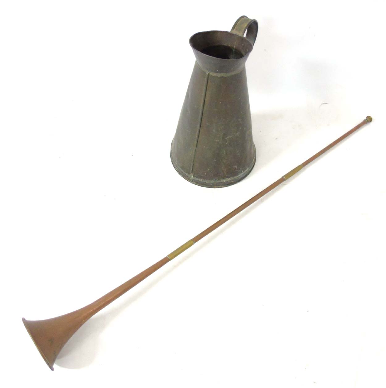 A quantity of assorted brass and copper ware to include a 19thC kettle, bed warming pan, - Image 13 of 14