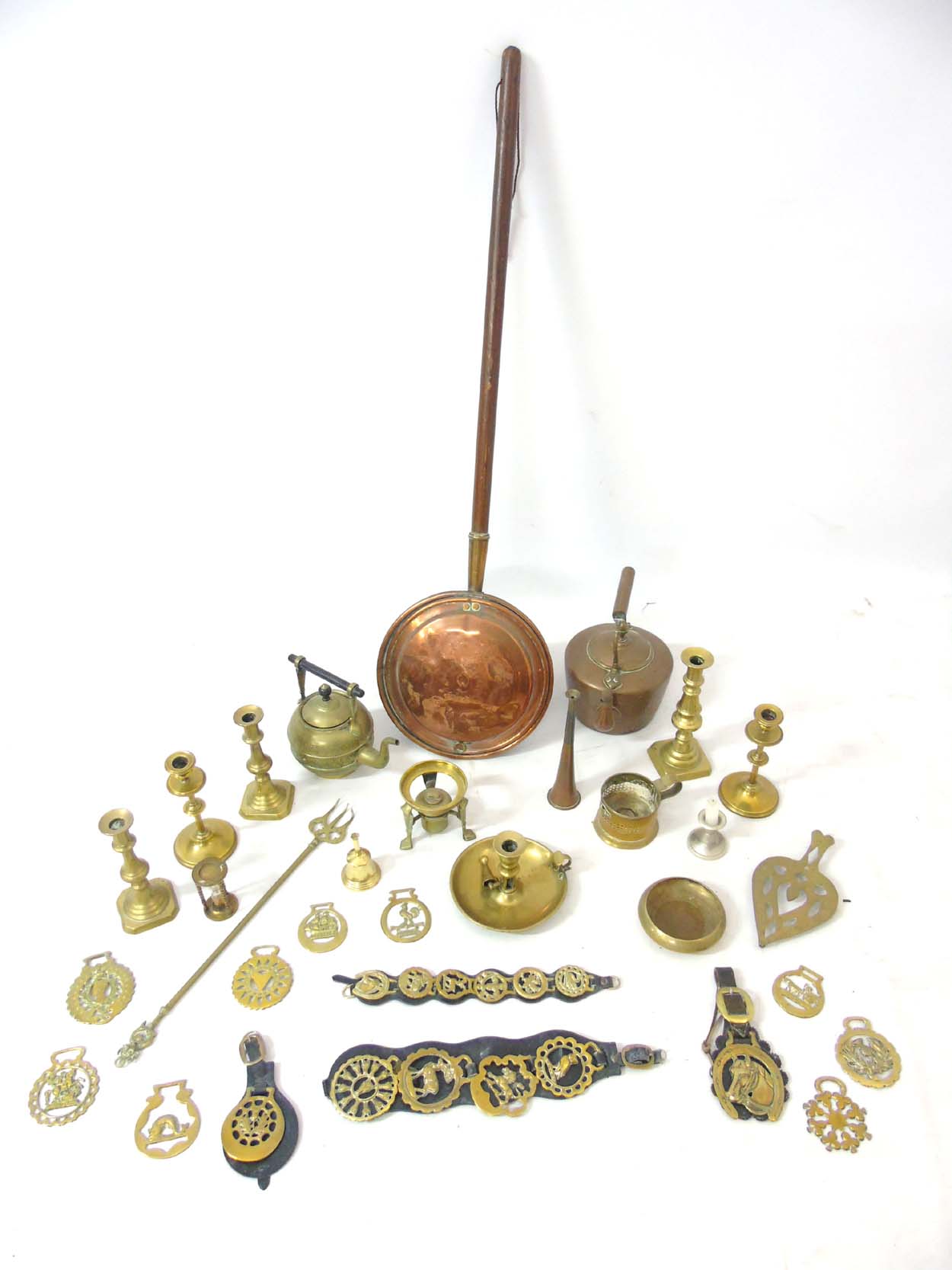 A quantity of assorted brass and copper ware to include a 19thC kettle, bed warming pan, - Image 3 of 14