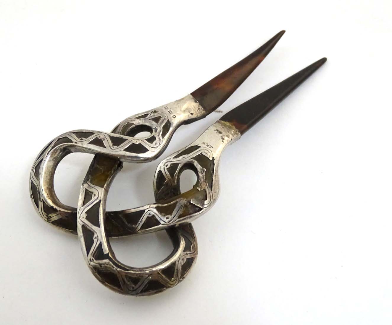 A tortoiseshell hair comb / hair pin / mantilla with silver decoration hallmarked Birmingham c. - Image 2 of 4