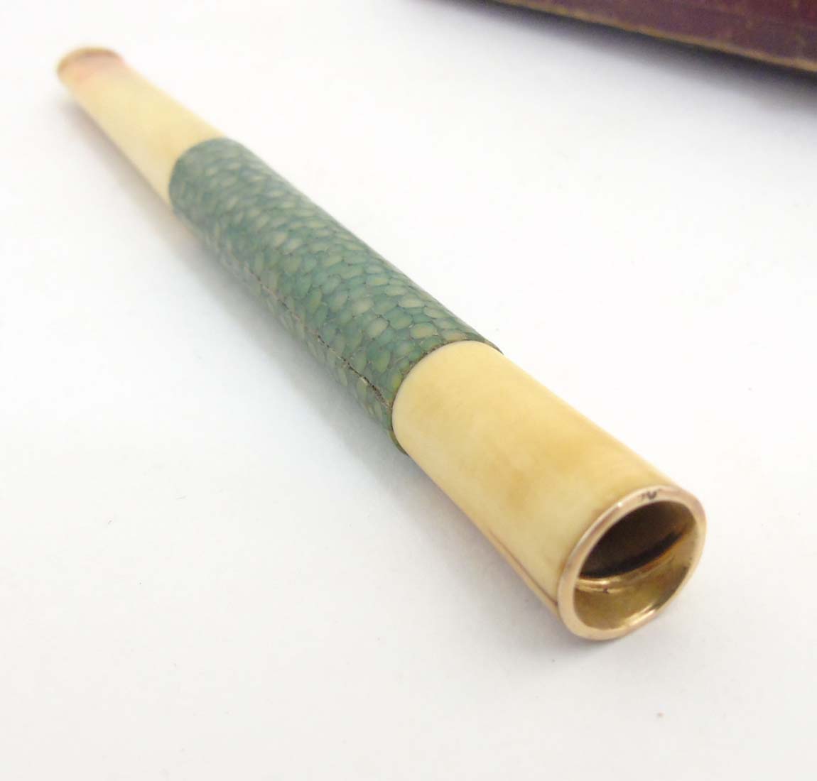 An early 20thC ivory shagreen and 9ct gold ( marked) ladies long cigarette holder / mouthpiece ) - Image 6 of 7