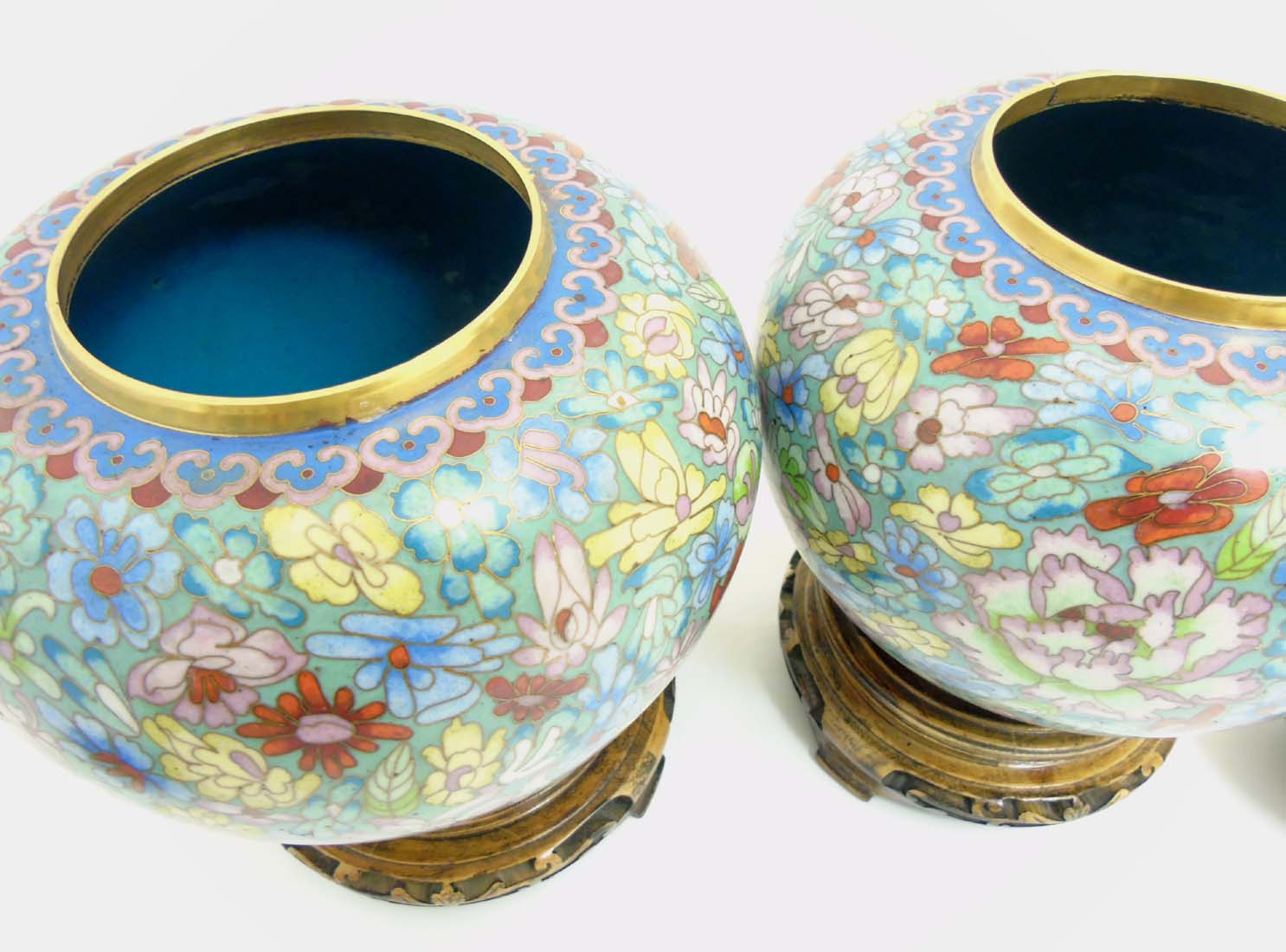 A pair of cloisonne gilt brass Ginger jars on stands with floral decoration. - Image 9 of 9