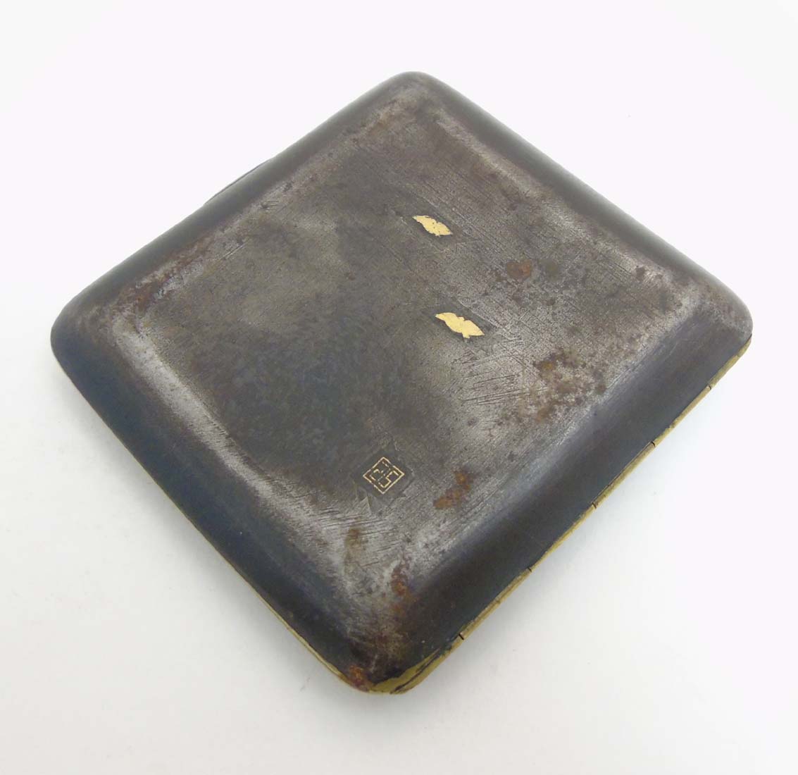 An early 20thC Japanese Amita hip formed cigarette case with damascene style decoration depicting - Image 5 of 8