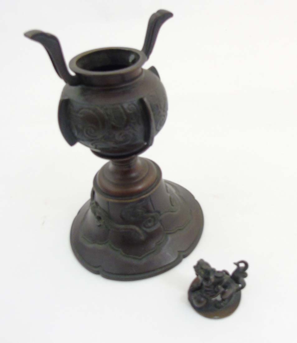 A Chinese patinated bronze coro with bell shaped base hang a four footed dragon in relief - Image 5 of 6