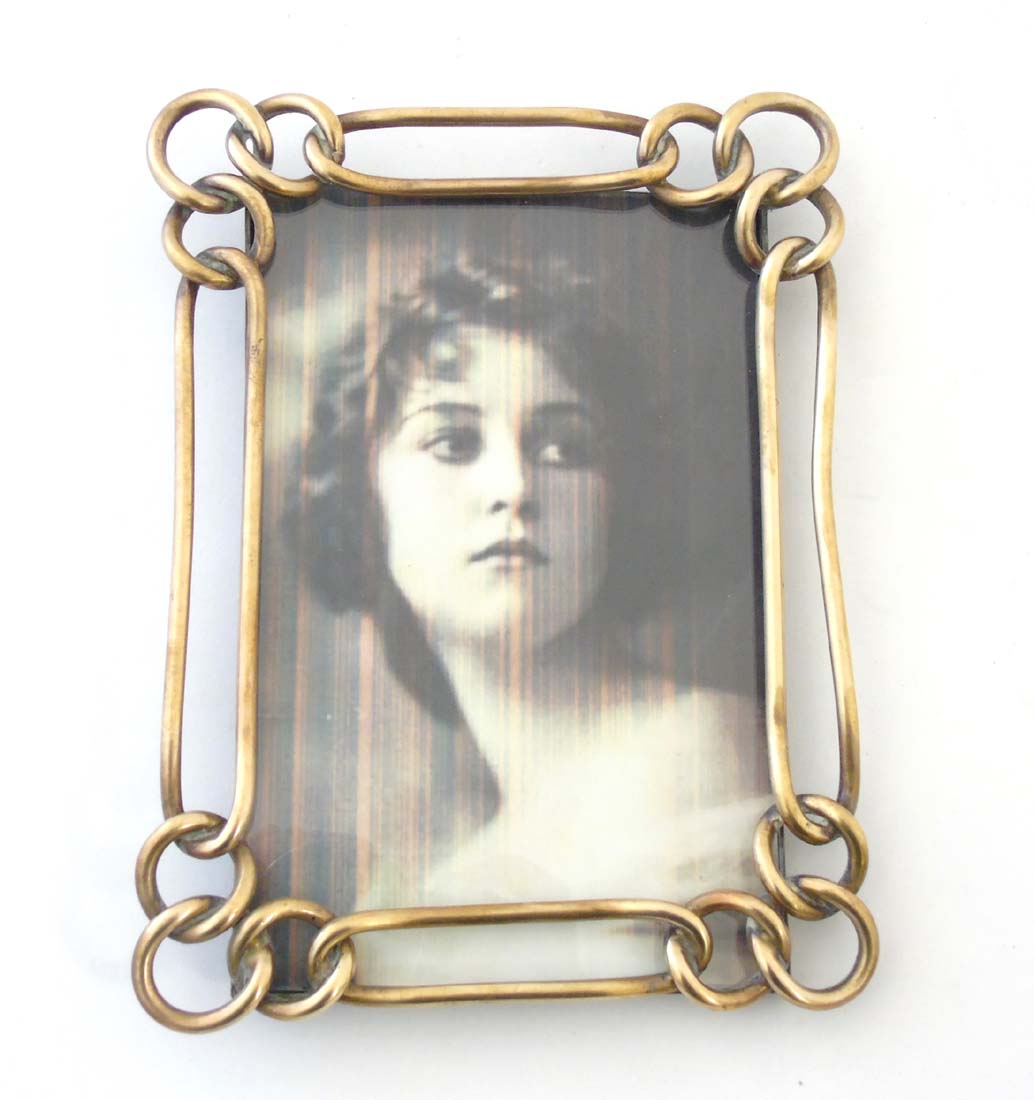A late Victorian brass chain link photograph frame with easel / strut back. - Image 3 of 7