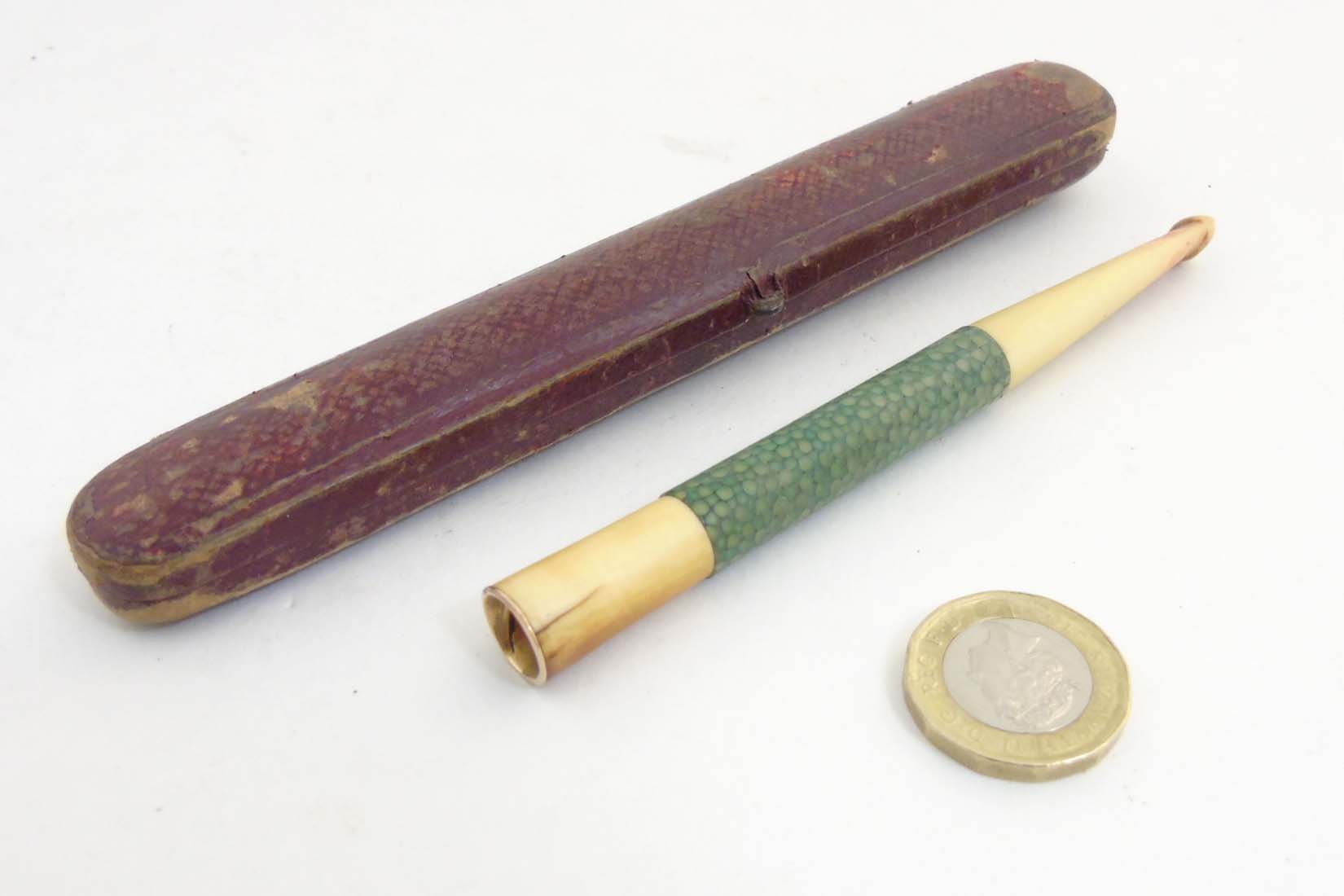 An early 20thC ivory shagreen and 9ct gold ( marked) ladies long cigarette holder / mouthpiece ) - Image 4 of 7