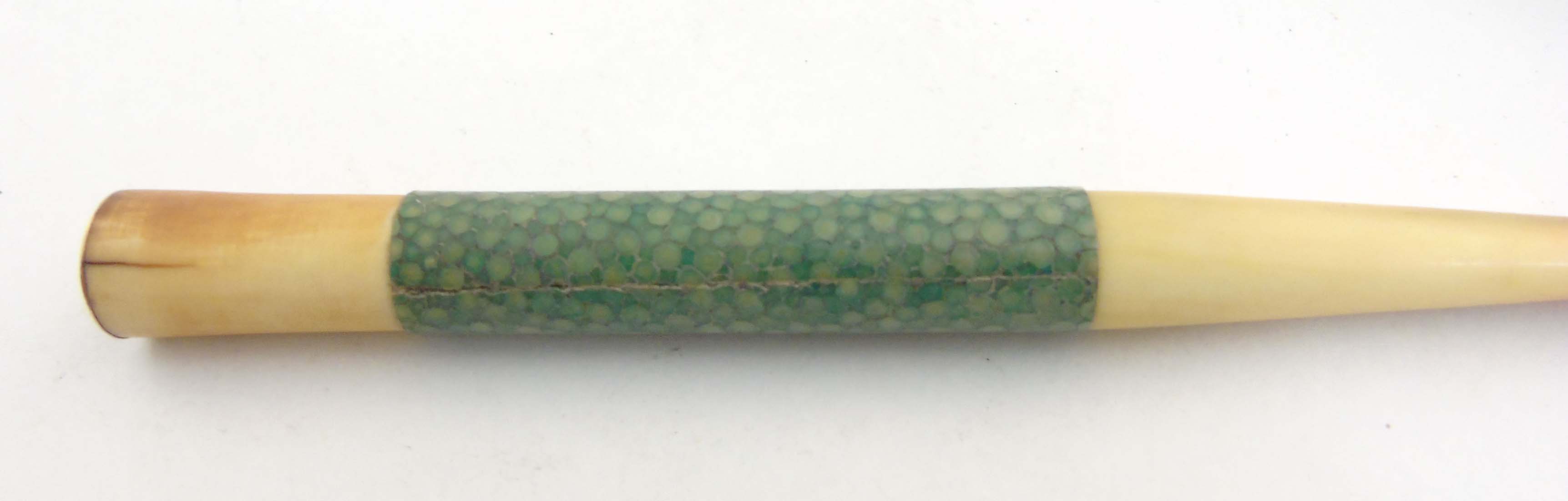 An early 20thC ivory shagreen and 9ct gold ( marked) ladies long cigarette holder / mouthpiece ) - Image 2 of 7