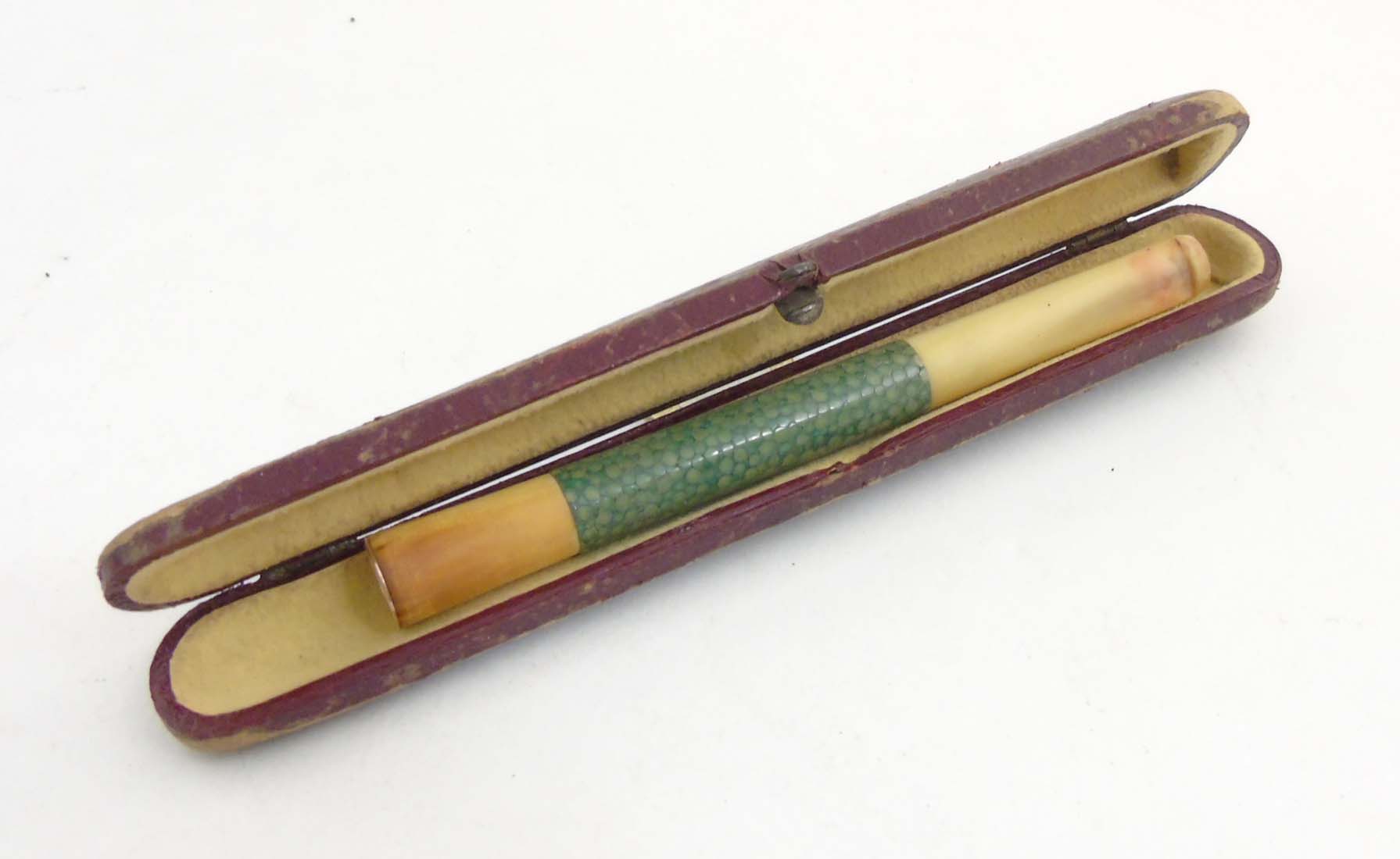 An early 20thC ivory shagreen and 9ct gold ( marked) ladies long cigarette holder / mouthpiece ) - Image 3 of 7