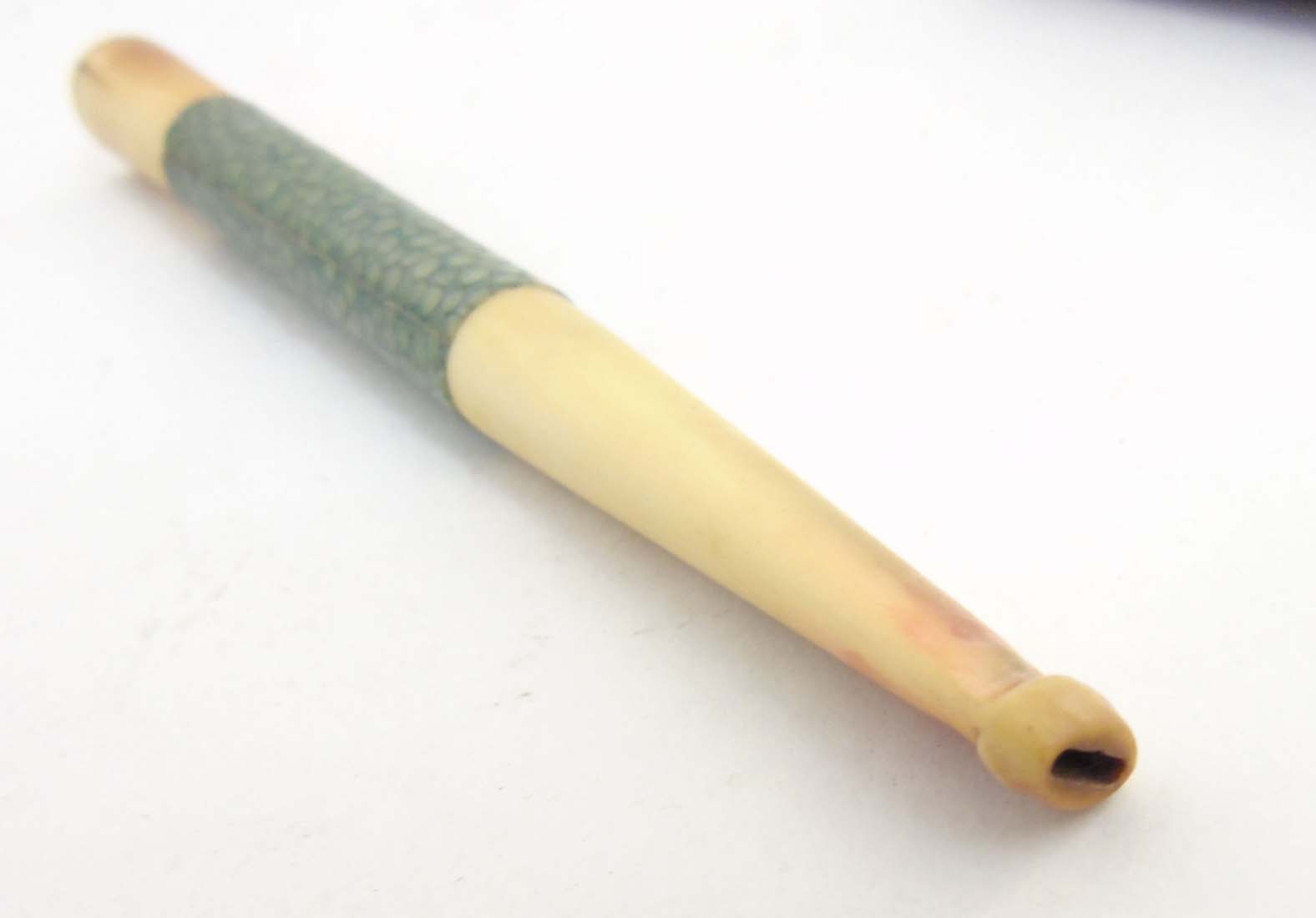 An early 20thC ivory shagreen and 9ct gold ( marked) ladies long cigarette holder / mouthpiece ) - Image 7 of 7