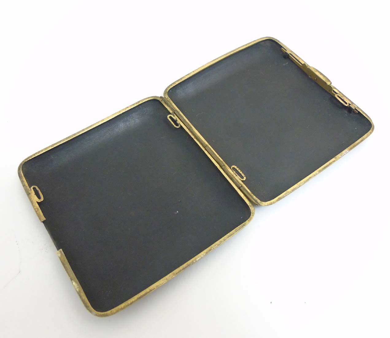 An early 20thC Japanese Amita hip formed cigarette case with damascene style decoration depicting - Image 7 of 8