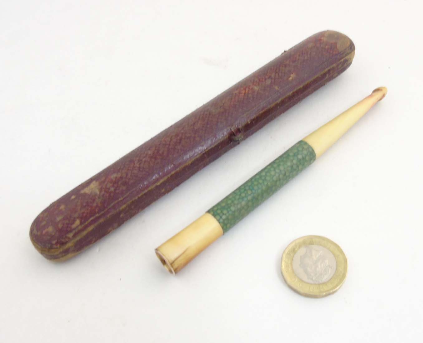 An early 20thC ivory shagreen and 9ct gold ( marked) ladies long cigarette holder / mouthpiece )