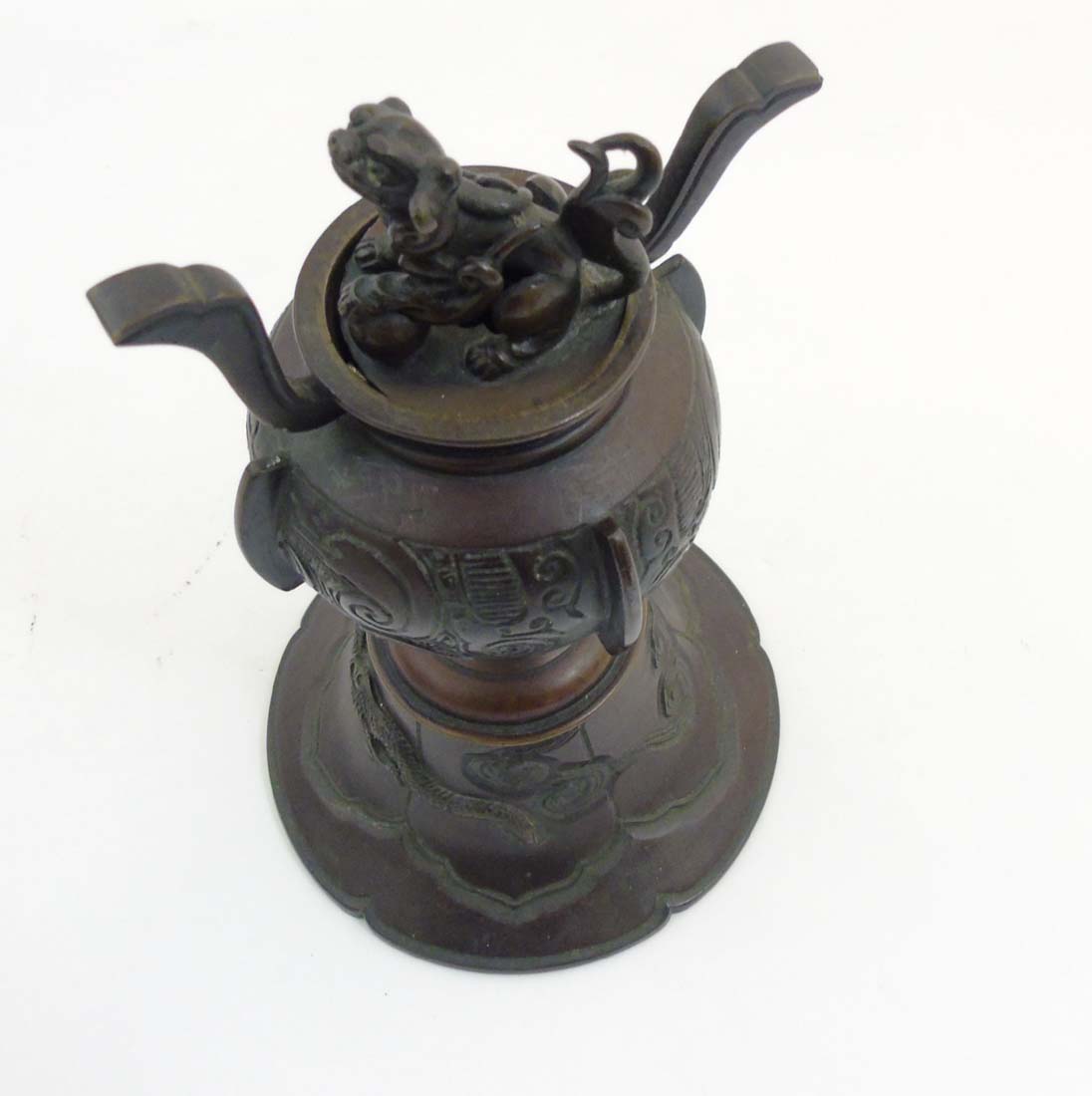 A Chinese patinated bronze coro with bell shaped base hang a four footed dragon in relief - Image 6 of 6