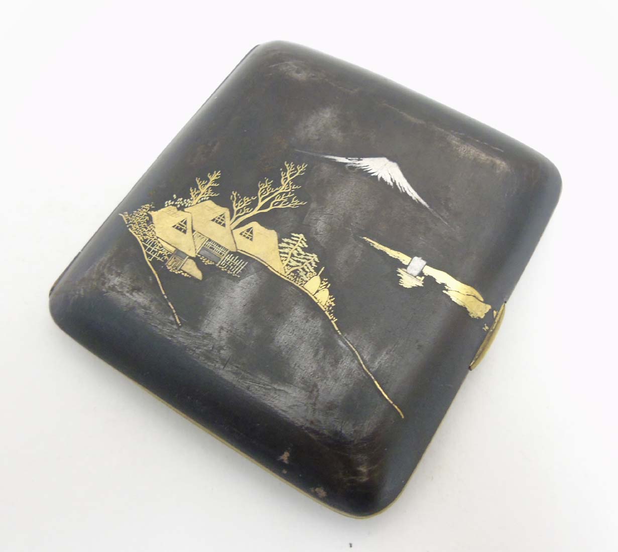 An early 20thC Japanese Amita hip formed cigarette case with damascene style decoration depicting - Image 8 of 8