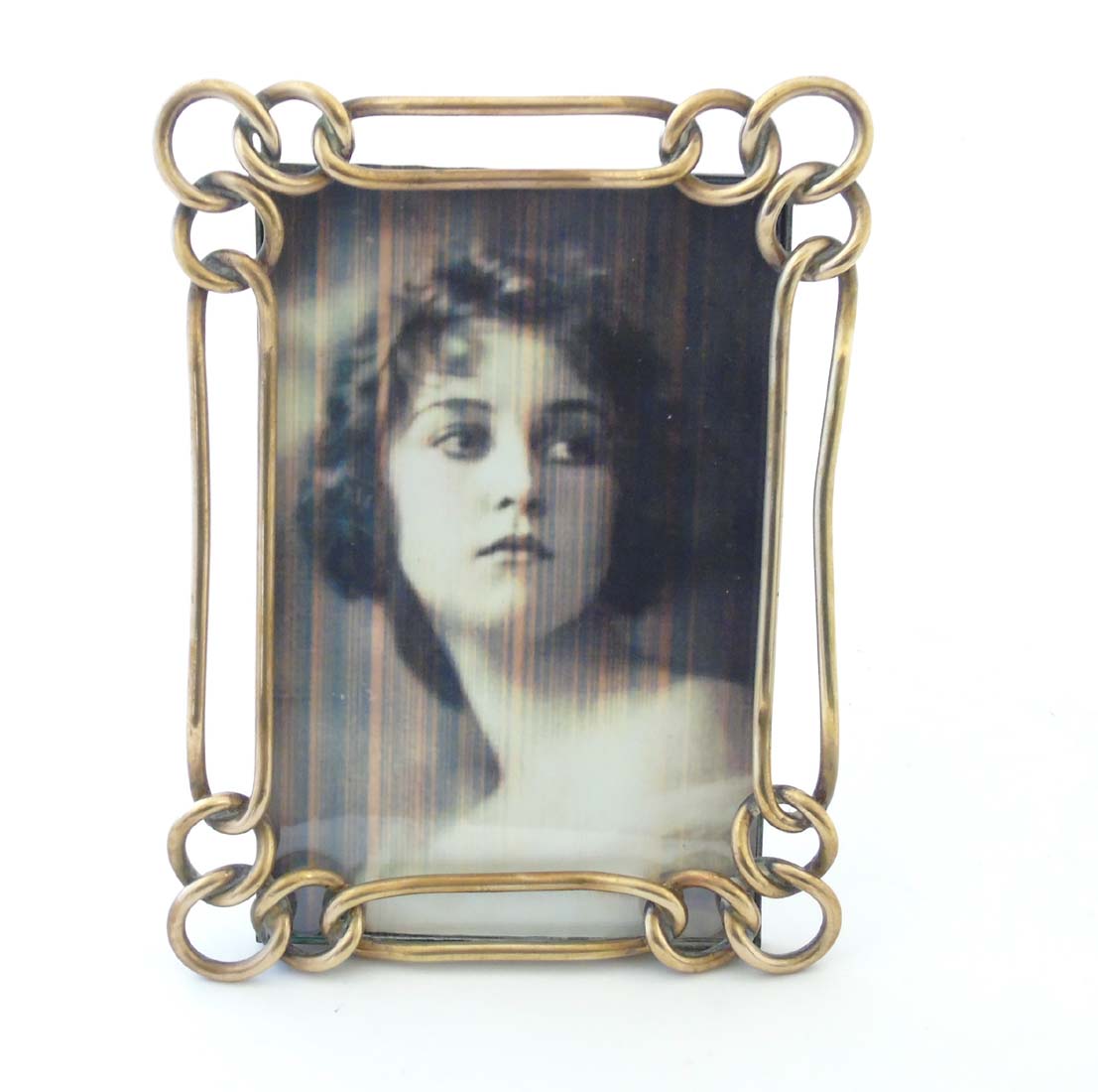 A late Victorian brass chain link photograph frame with easel / strut back. - Image 6 of 7