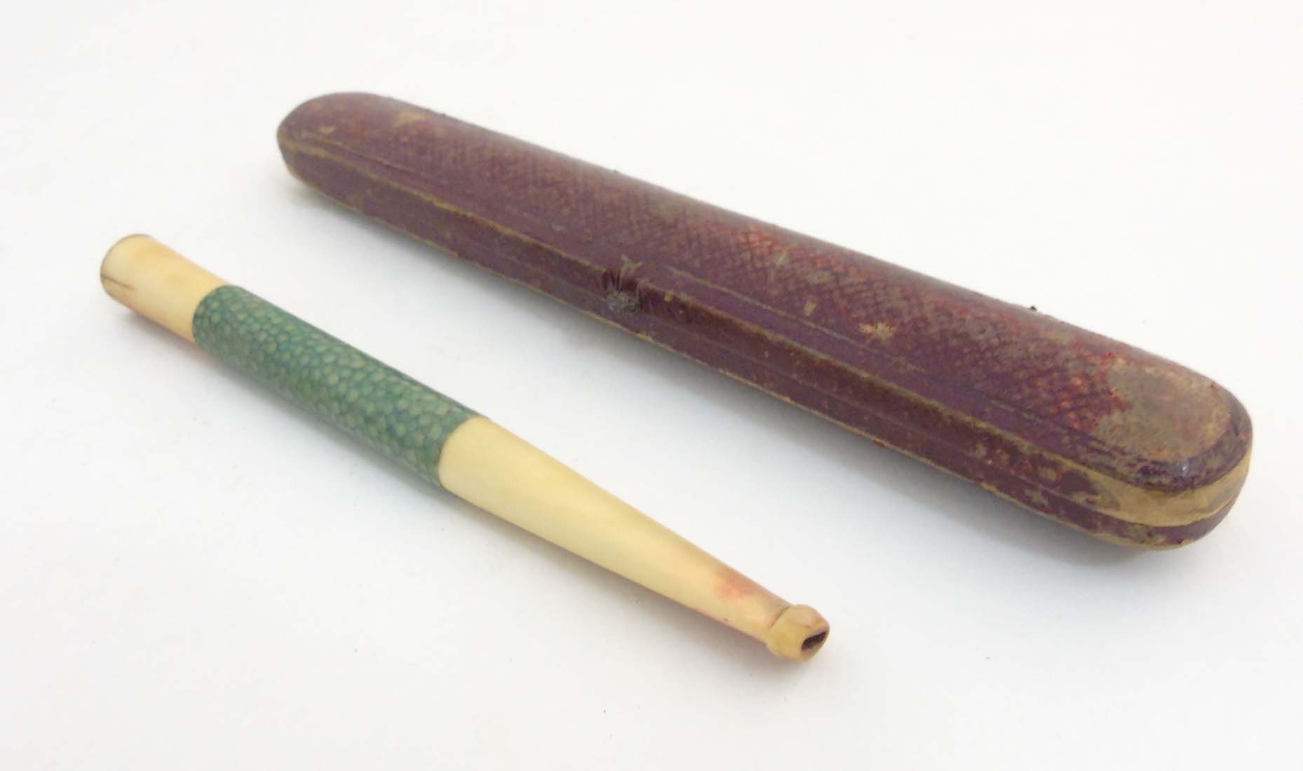 An early 20thC ivory shagreen and 9ct gold ( marked) ladies long cigarette holder / mouthpiece ) - Image 5 of 7