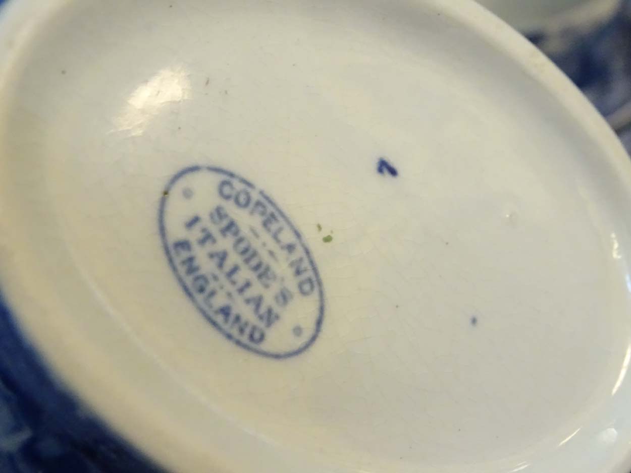 A large quantity of Copeland Spode 'Italian' blue and white transferware comprising various items - Image 15 of 19