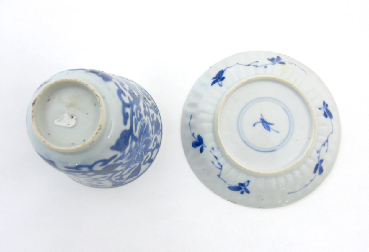 A Chinese blue and white cup and saucer, the cup decorated with lotus flower head and scroll, - Image 2 of 5