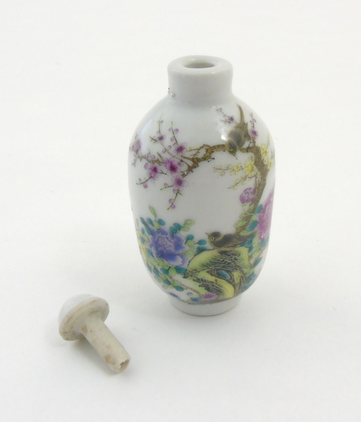 An Oriental Famille Rose snuff bottle depicting singing birds perched on cherry blossom branches - Image 4 of 6