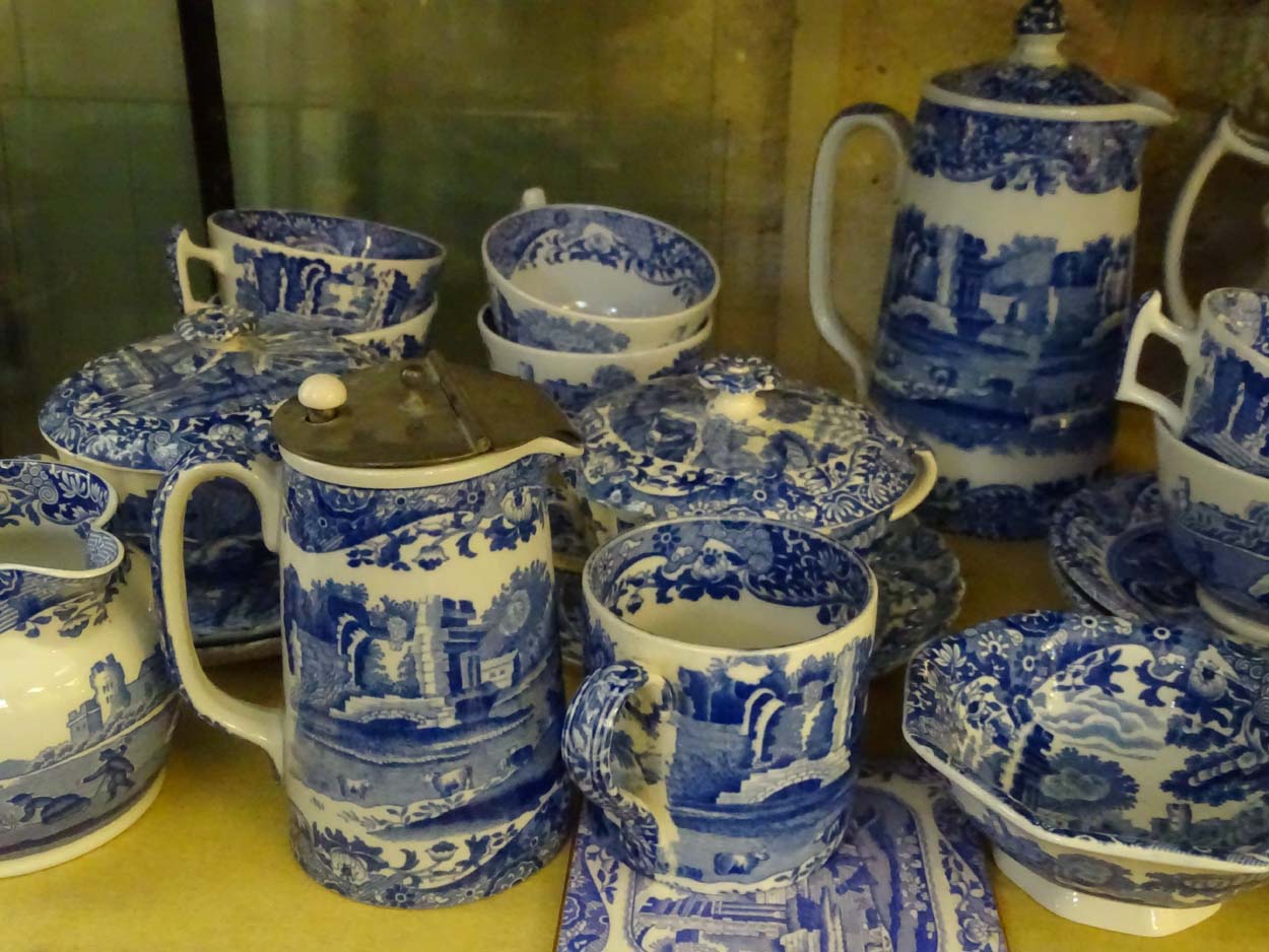 A large quantity of Copeland Spode 'Italian' blue and white transferware comprising various items - Image 19 of 19