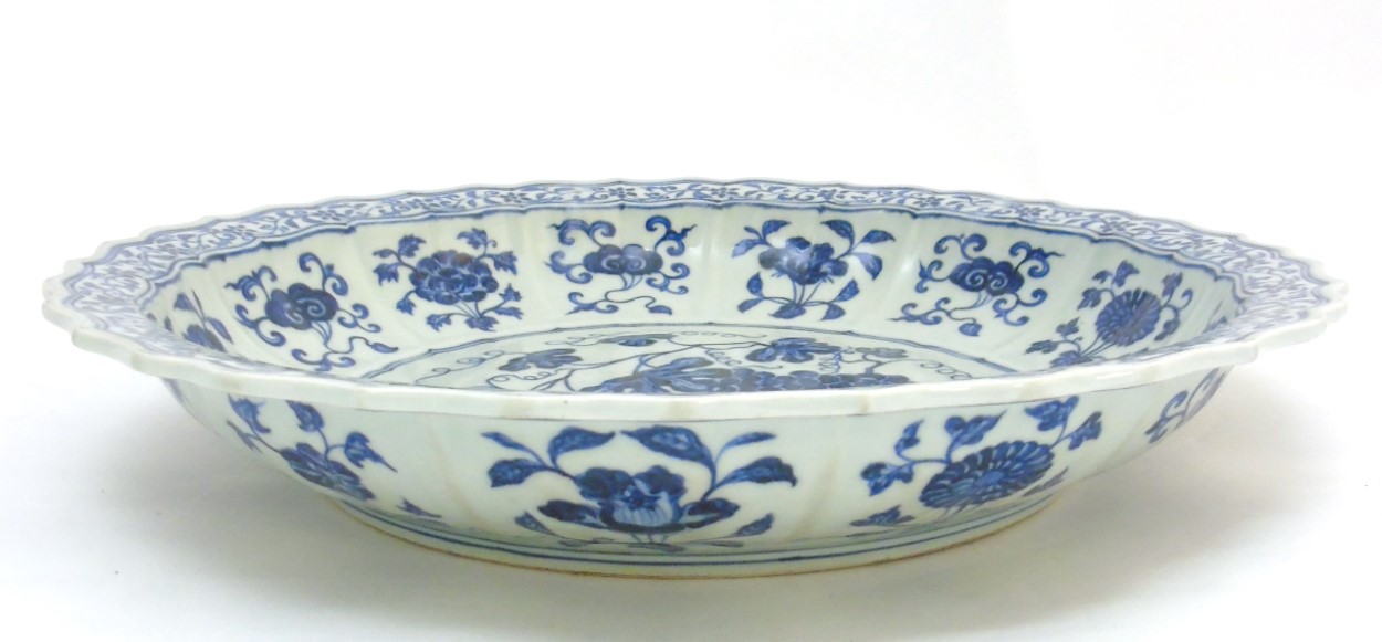 A Chinese blue and white 'Grape' dish / charger: A large Chinese charger with barbed rim, - Image 9 of 9