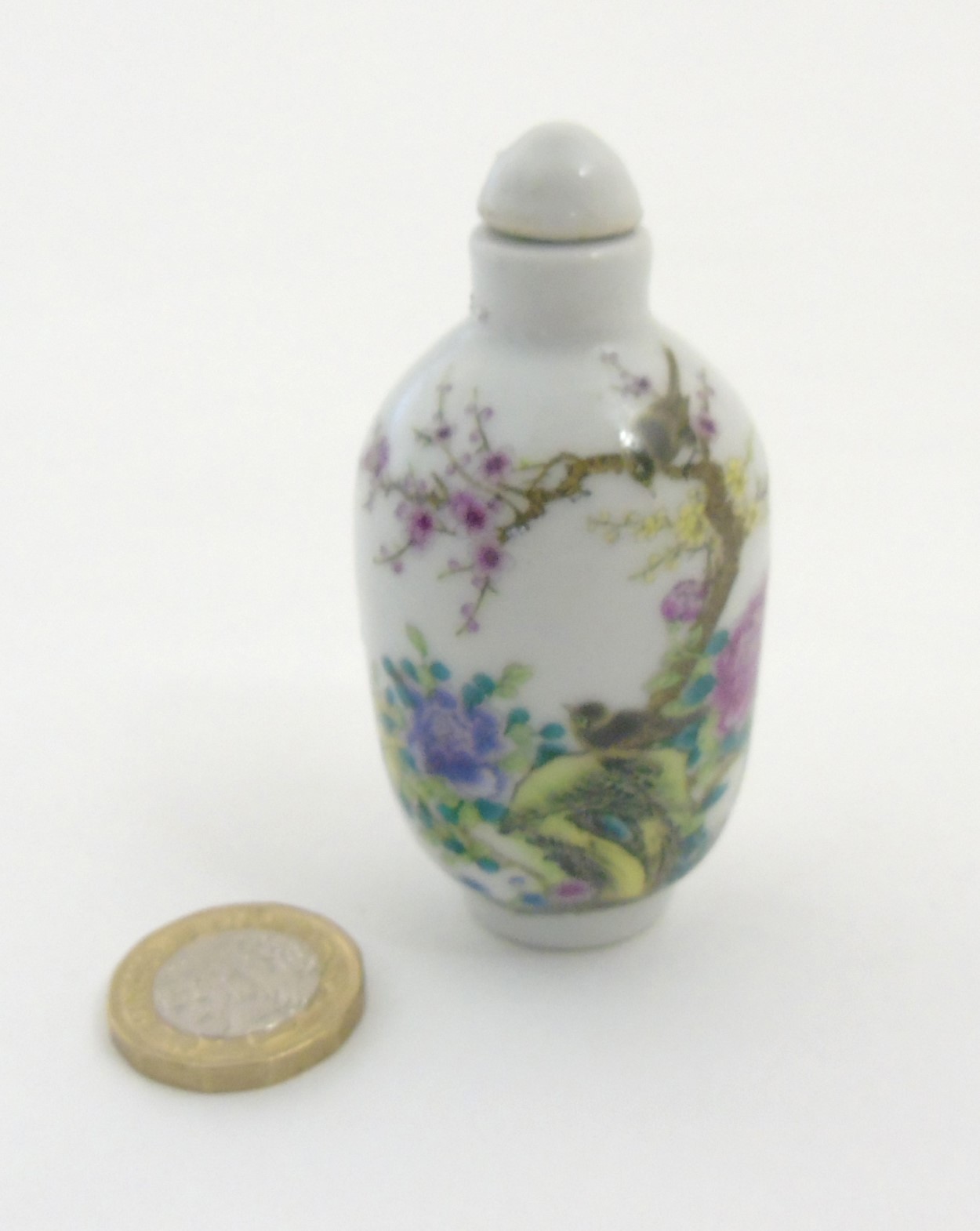 An Oriental Famille Rose snuff bottle depicting singing birds perched on cherry blossom branches - Image 3 of 6