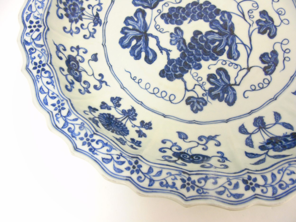 A Chinese blue and white 'Grape' dish / charger: A large Chinese charger with barbed rim, - Image 5 of 9