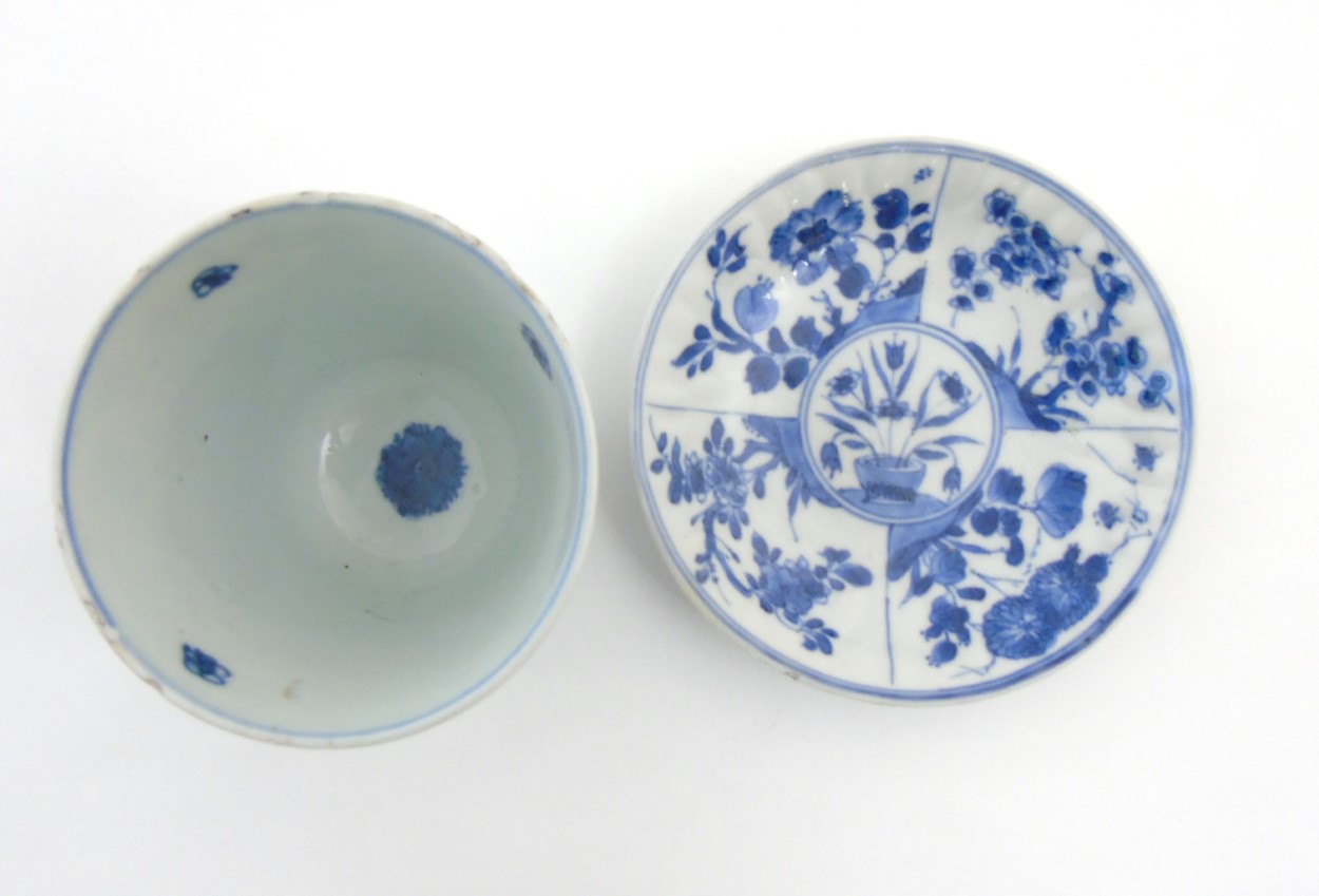 A Chinese blue and white cup and saucer, the cup decorated with lotus flower head and scroll, - Image 5 of 5