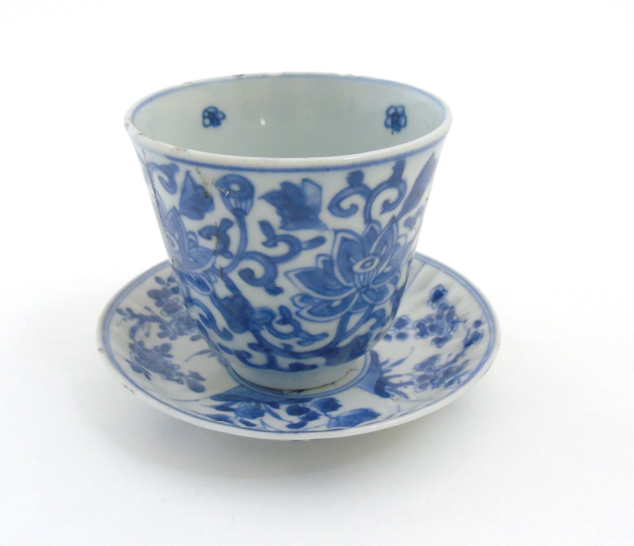 A Chinese blue and white cup and saucer, the cup decorated with lotus flower head and scroll, - Image 4 of 5