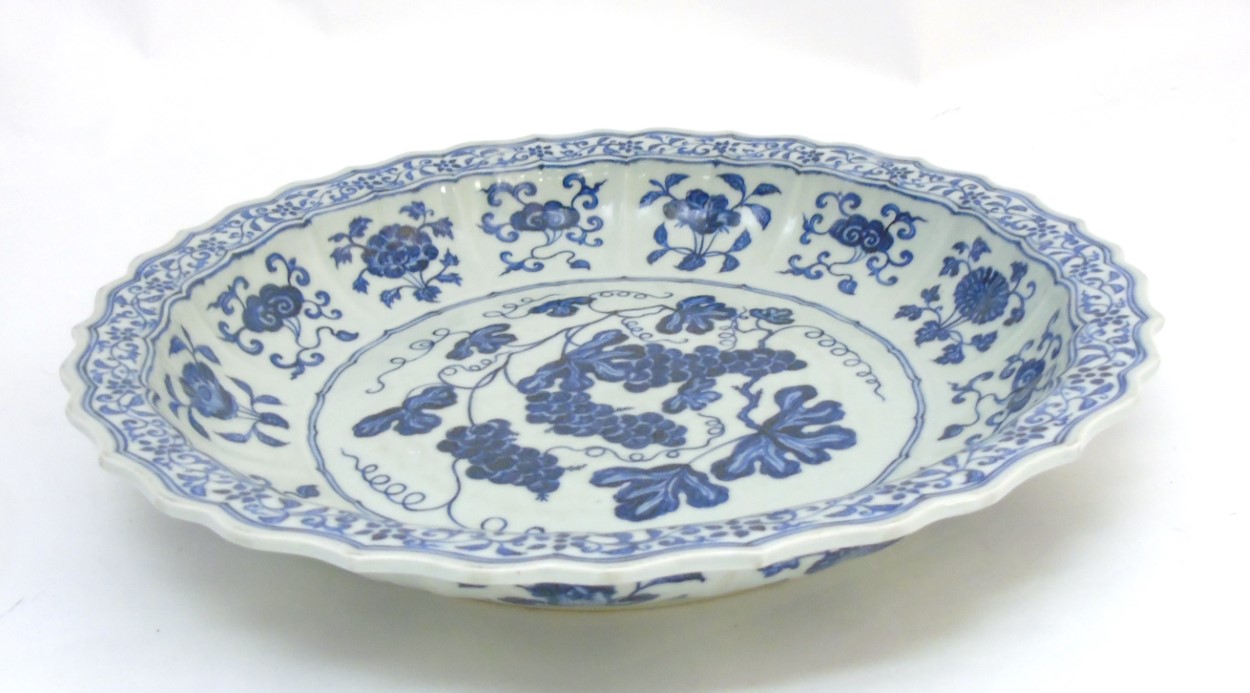 A Chinese blue and white 'Grape' dish / charger: A large Chinese charger with barbed rim, - Image 8 of 9