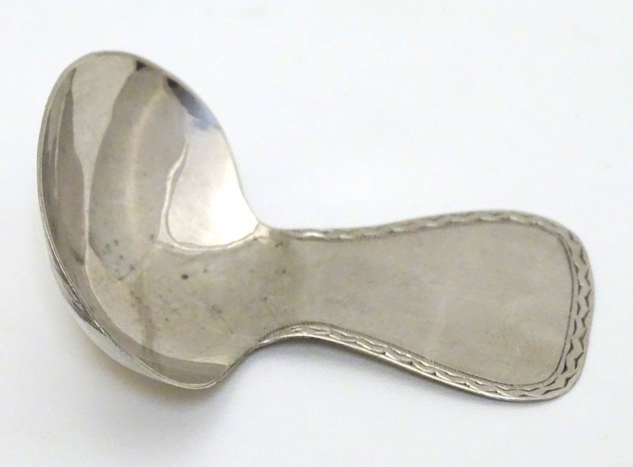 A silver caddy spoon hallmarked Sheffield 1962 maker hh. - Image 4 of 5