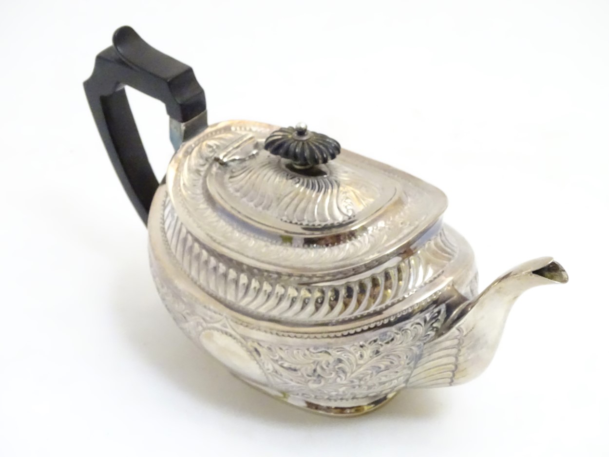 A silver teapot hallmarked Sheffield 1899 maker Atkin Brothers with acanthus scroll decoration 6" - Image 5 of 7