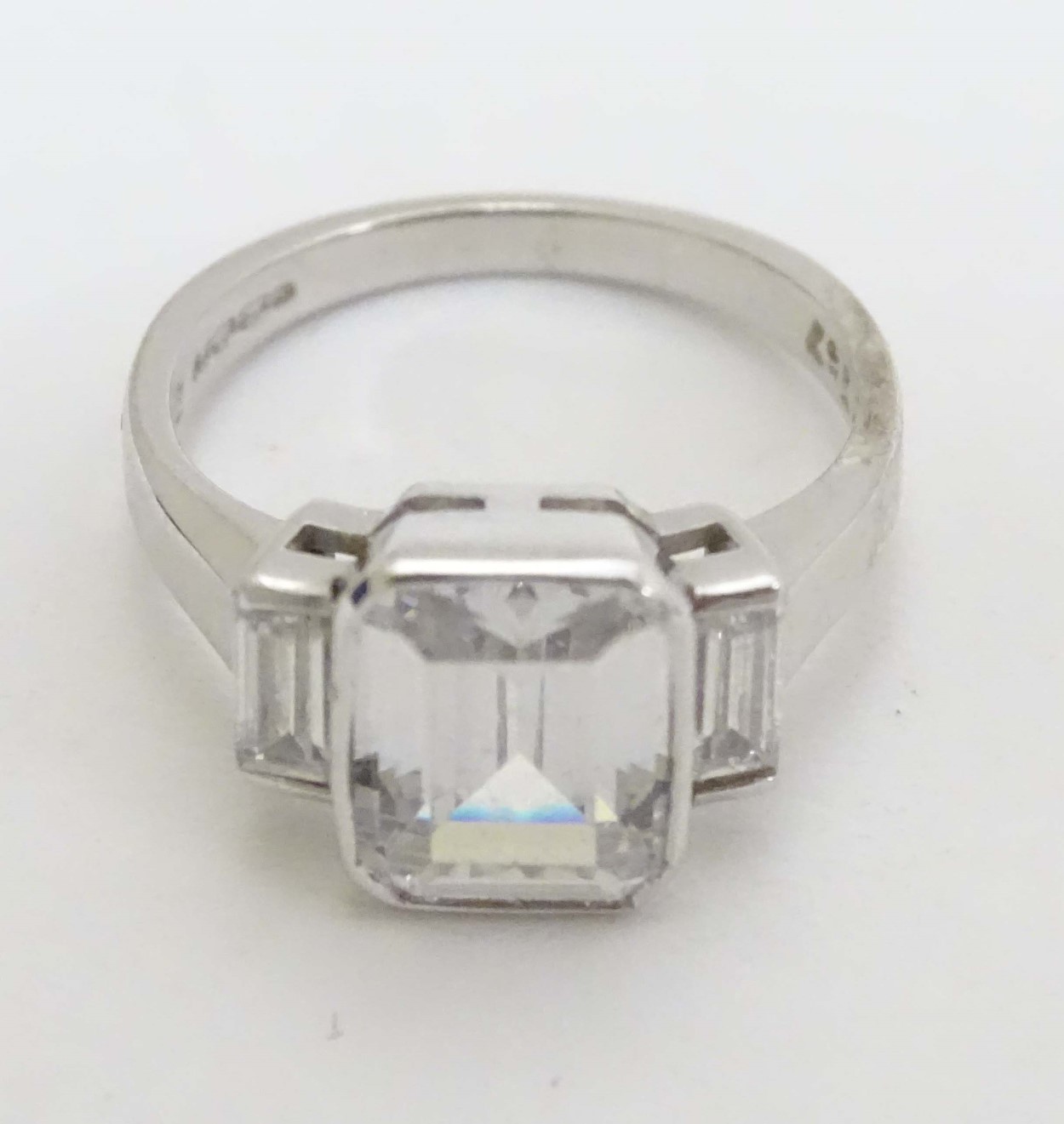 A 9ct white gold ring set with white stone flanked by 2 further stones CONDITION: - Image 3 of 6