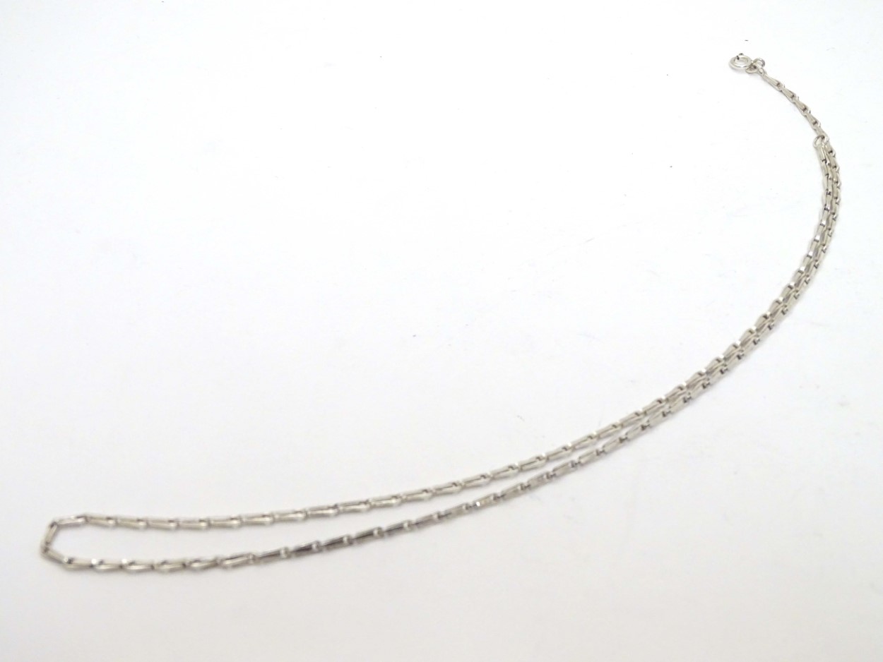 A silver and white metal chain. - Image 4 of 4