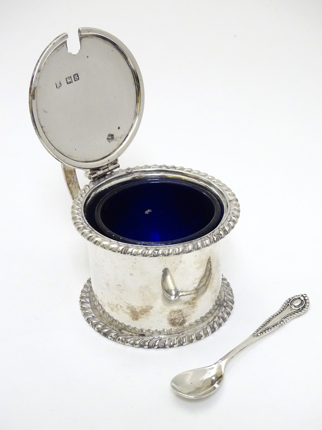 A silver mustard pot with hinged lid and blue glass liner, - Image 5 of 6