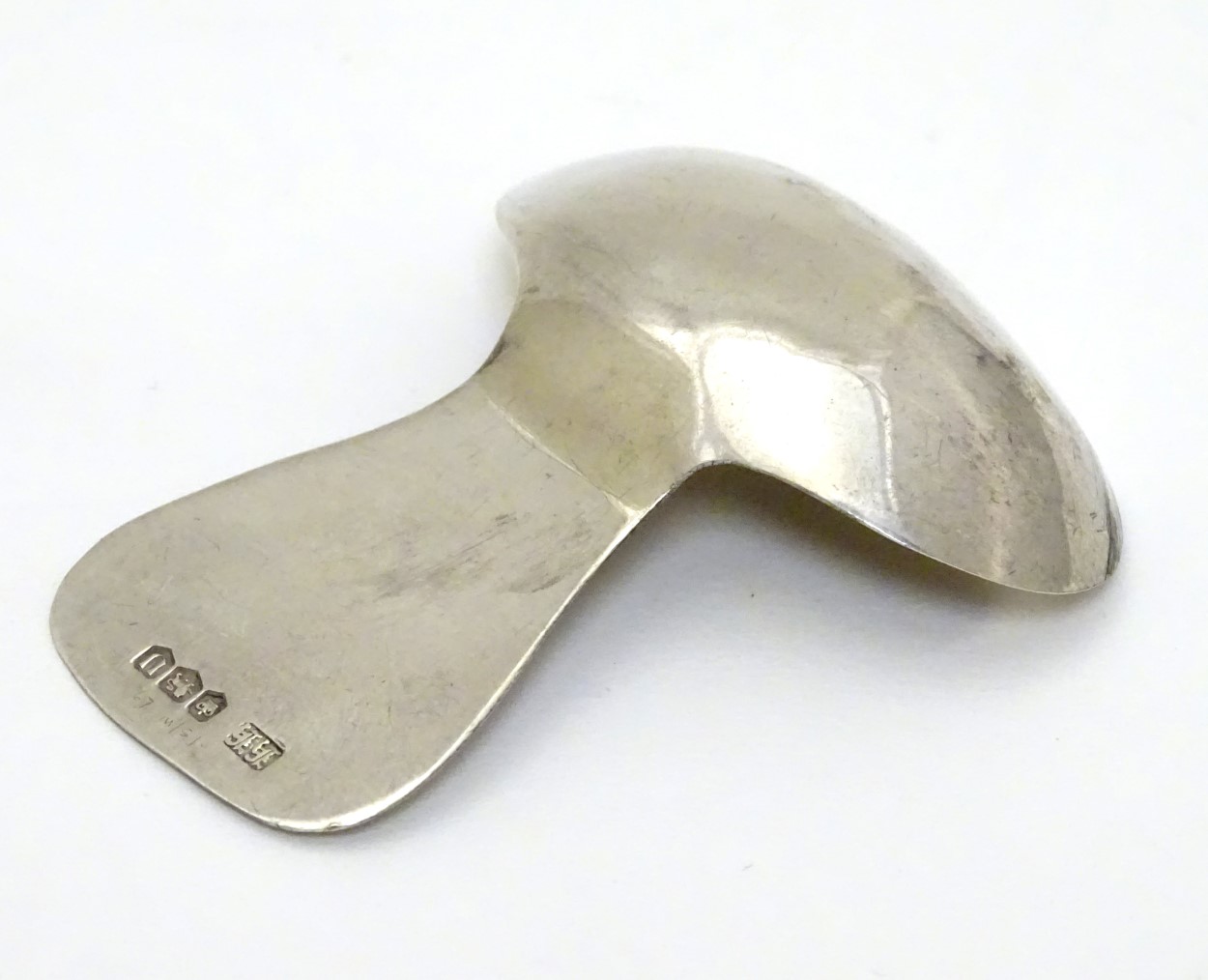 A silver caddy spoon hallmarked Sheffield 1962 maker hh. - Image 5 of 5