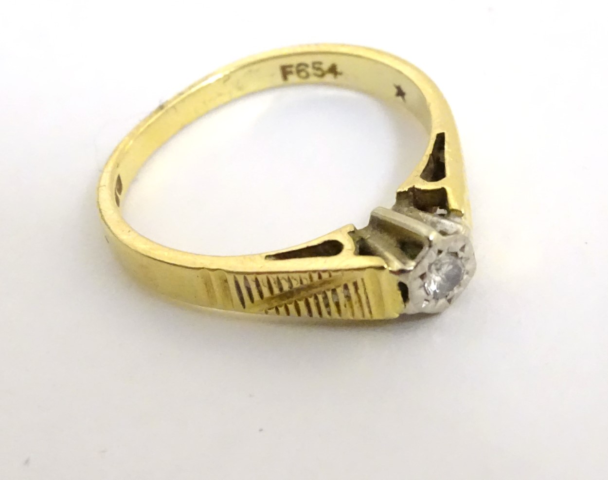 An 18ct gold ring set with central diamond CONDITION: Please Note - we do not make - Image 4 of 5