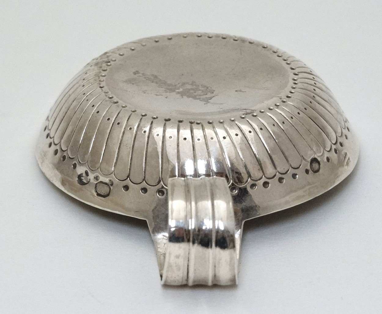 A French silver personal ashtray engraved ' La Fumée part l'amitié reste 3 1/4" long - Image 4 of 4